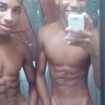 Gêmeos gays pelados mostrando a rola nesse em casa
