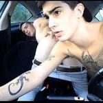 Sexo dentro do carro com dois primos gays lindos e safados